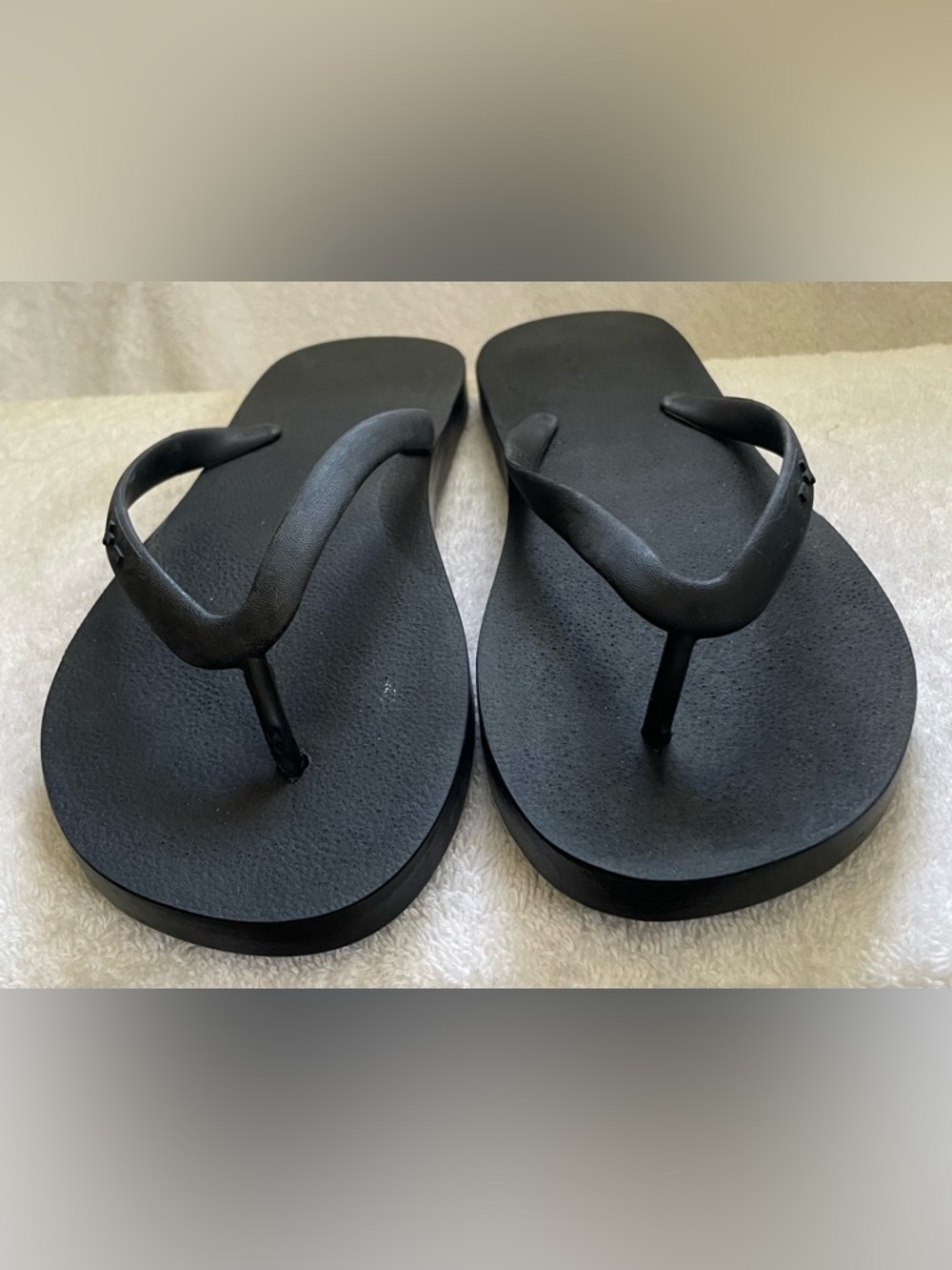 Tidal New York Classic Flip Flops, black, size 6.